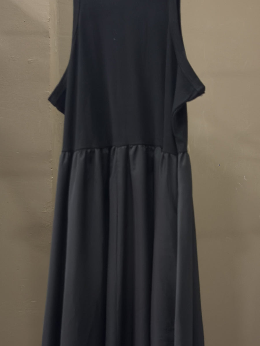 Vestido negro de vuelo - imagen principal
