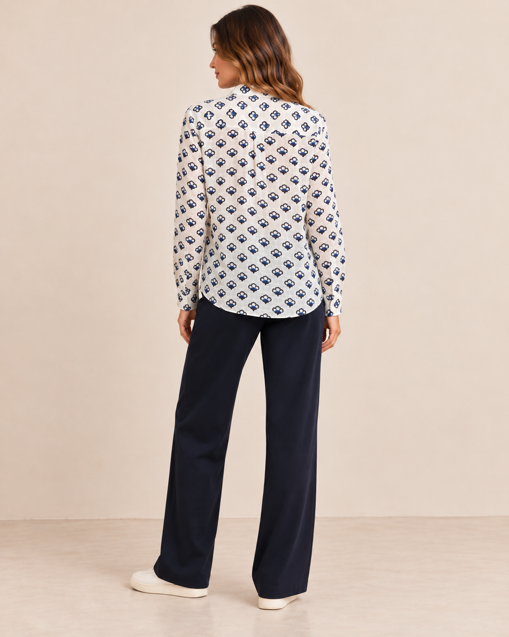 Camisa MDM estampada crudo y azul - espalda con modelo