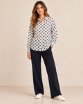Camisa MDM estampada crudo y azul - frontal con modelo