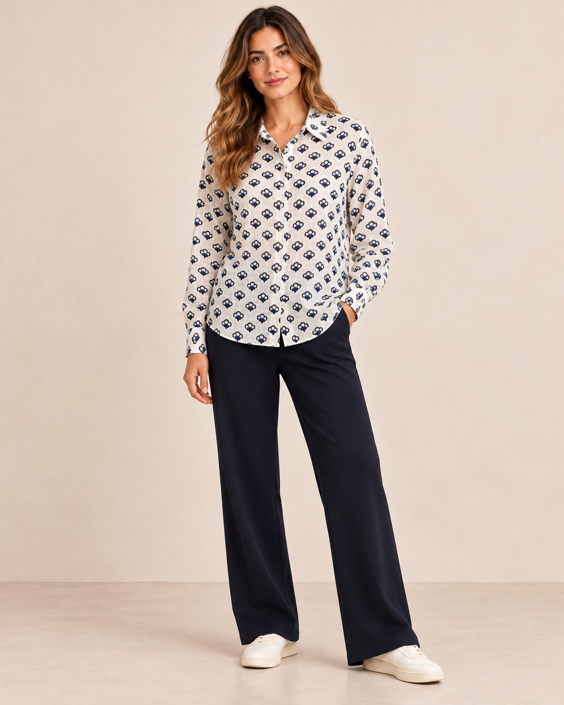 Camisa MDM estampada crudo y azul - frontal con modelo