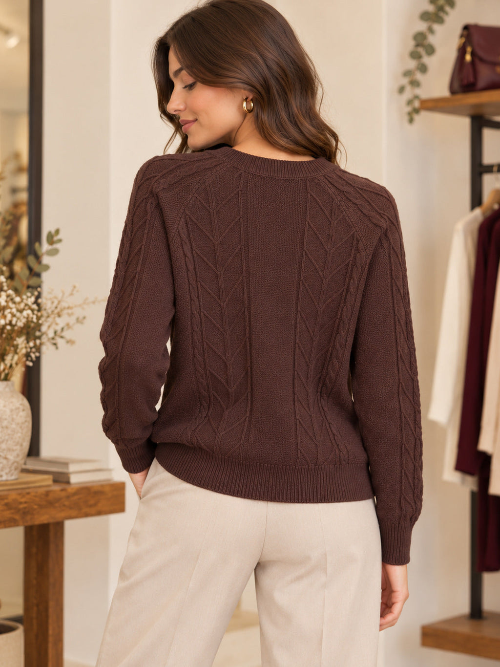 Jersey marrón de punto trenzado, espalda con pantalón claro