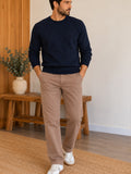 Pantalón chino recto topo frontal en modelo