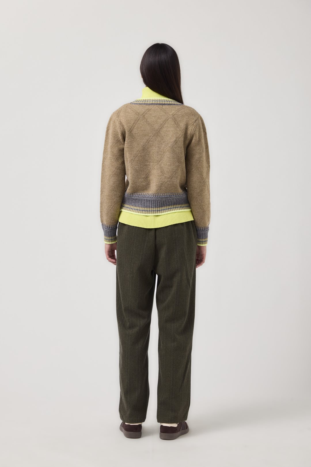 Pantalón mujer MDM verde oscuro - foto oficial trasera