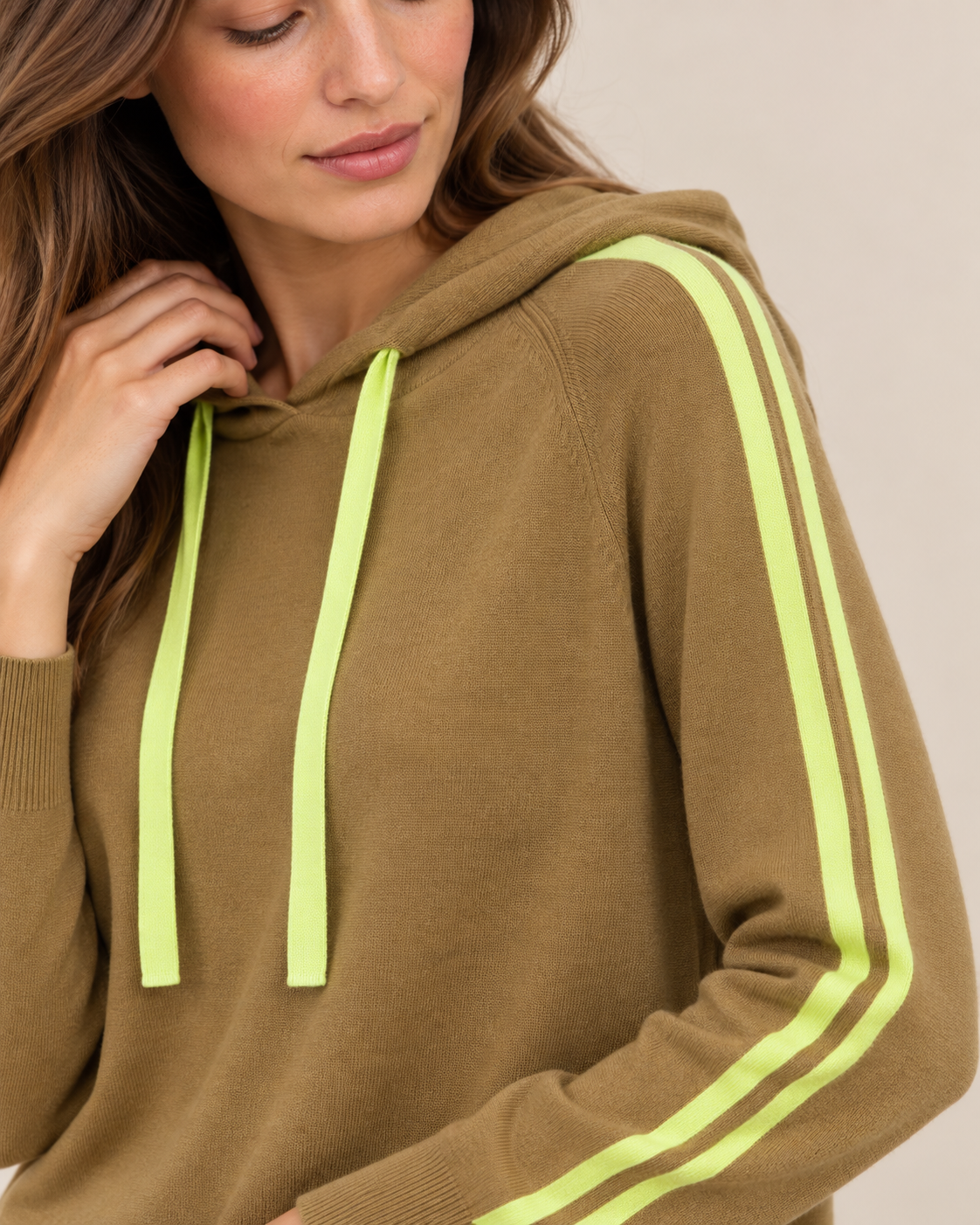 Sudadera MDM camel con detalles lima - detalle
