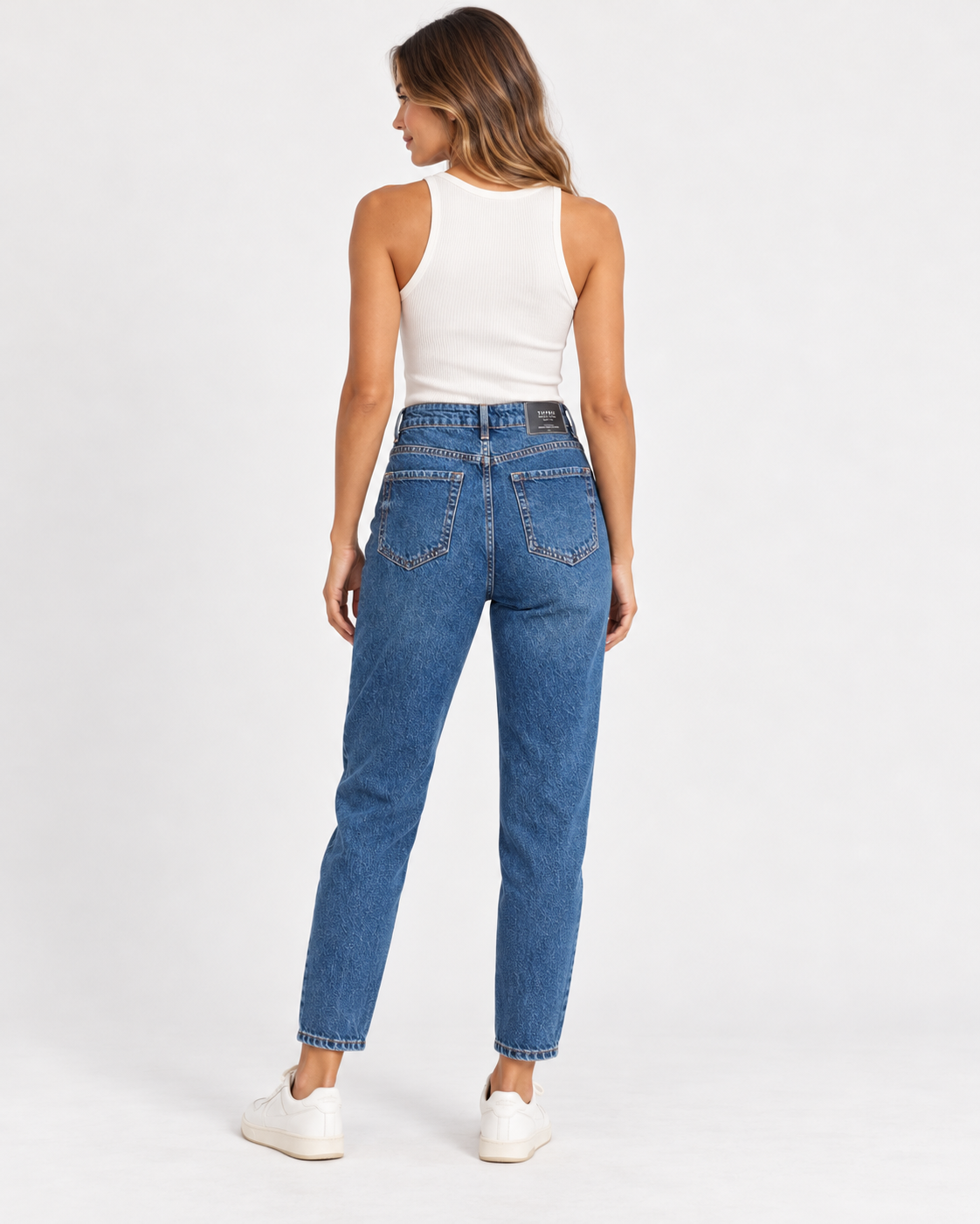 Vaquero Tiffosi MOM 130 - espalda con modelo