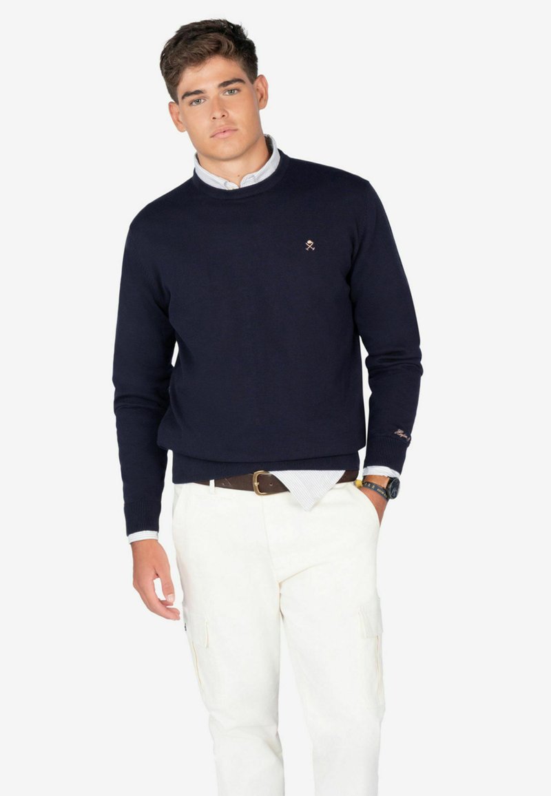 Jersey R Neck Harper & Neyer Navy Blue con modelo